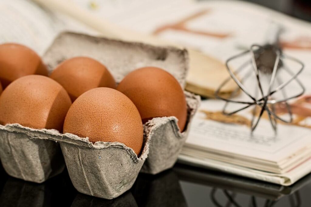 Veja como cozinhar ovos no microondas.