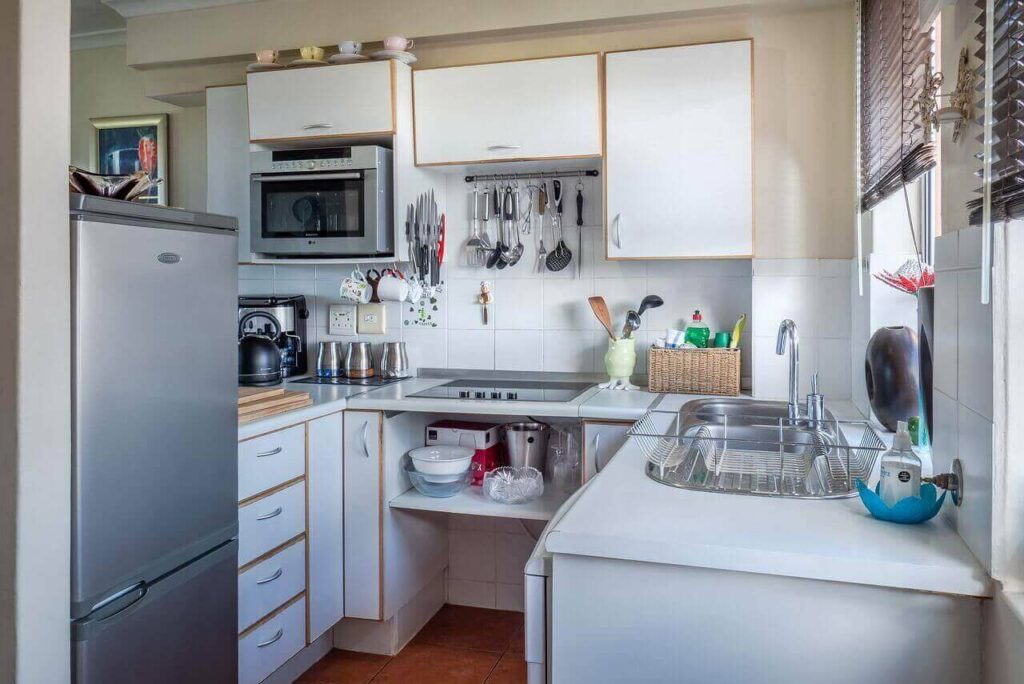 Um armário para microondas é um móvel de cozinha.