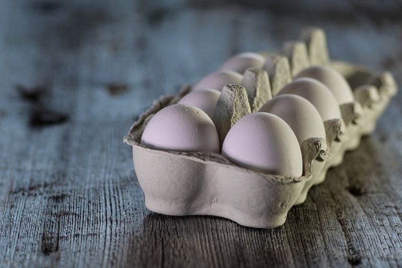 Fazer ovos mexidos no microondas é uma rápido e fácil.